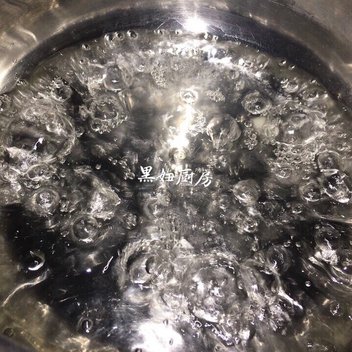 冰糖葫芦,把锅放在炉子上倒入200g的水再倒入300g的棉白砂糖，记住一定将糖倒入锅的中央，这样做避免粘到锅边缘，如果粘到锅边缘会糊并且会破坏口感，最重要是不利于清洗。开大火加热以火苗不会串到锅边缘为限。
开始的时候看到糖和水溶液不停的冒泡一直是白色的小气泡，这期间一定不要搅拌。并且保持中火直到水份完全蒸发掉，你会发现锅里的水明显少了糖有点变黄拿筷子沾一点儿糖浆在冷水里冷却后尝起来不粘牙就可以关火。