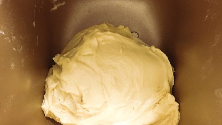 只是突然很想吃奶酪包,揉成团，启用面包机的发酵功能，发至2-2.5倍大即可。大约需要一个半小时左右。