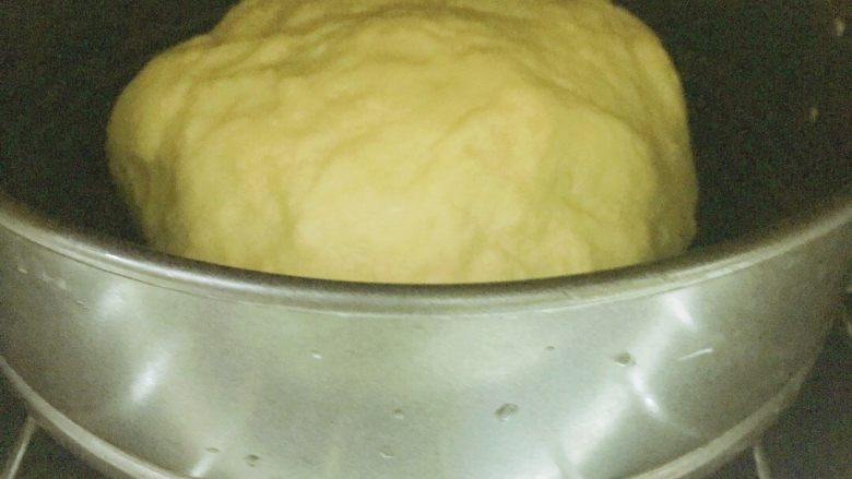 只是突然很想吃奶酪包,发酵的时候，下面放一个装了水的托盘，这样发酵出来的面团会更加松软。