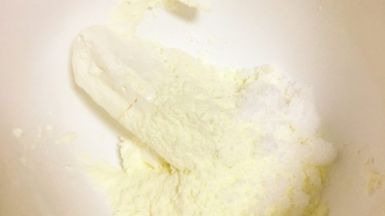 只是突然很想吃奶酪包,等待面包冷却的同时，可以做奶酪馅了，非常简单，恢复室温的<a style='color:red;display:inline-block;' href='/shicai/ 48598'>奶油奶酪</a>、绵白糖、婴儿奶粉用打蛋器高速打发均匀。