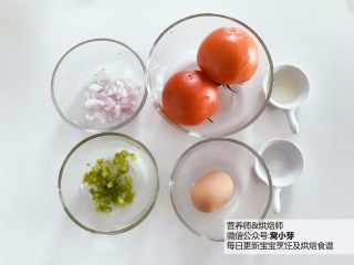 宝宝辅食：番茄炒蛋的另一种吃法，酸甜开胃,准备好所有食材，洋葱和彩椒切碎备用。