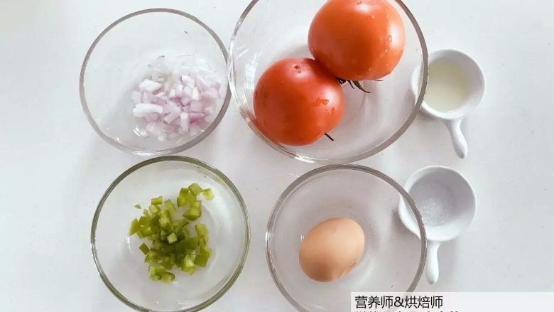宝宝辅食：番茄炒蛋的另一种吃法，酸甜开胃,准备好所有食材，<a style='color:red;display:inline-block;' href='/shicai/ 29'>洋葱</a>和彩椒切碎备用。