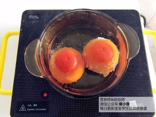 宝宝辅食：番茄炒蛋的另一种吃法，酸甜开胃,番茄尽量挑选成熟的，顶部用刀划十字。准备一锅清水，煮沸，放入番茄烫一分钟（为了更好剥皮）