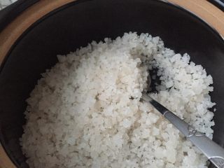 新手也能做出的美味盐焗鸡,用勺子将粗盐铺平砂锅底部，在这里预留出三小匙粗盐。