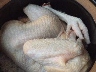 新手也能做出的美味盐焗鸡,将鸡放入锅中，要确保鸡身没有多余水份（或用厨房专用的抽纸吸吸水）