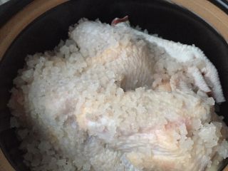 新手也能做出的美味盐焗鸡,这个时候将之前预留出来的三匙粗盐均匀撒在鸡身，鸡身两侧的位置