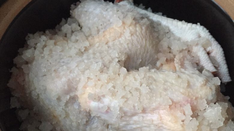 新手也能做出的美味盐焗鸡,这个时候将之前预留出来的三匙粗盐均匀撒在鸡身，鸡身两侧的位置