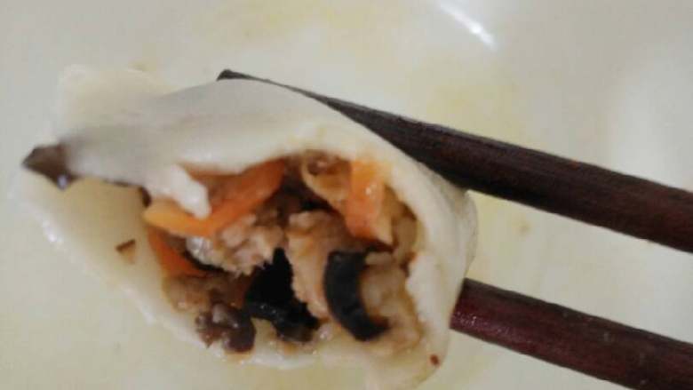香菇木耳饺子,欧了，煮熟开吃，颜色非常好看，味道也鲜美，又很有营养😊