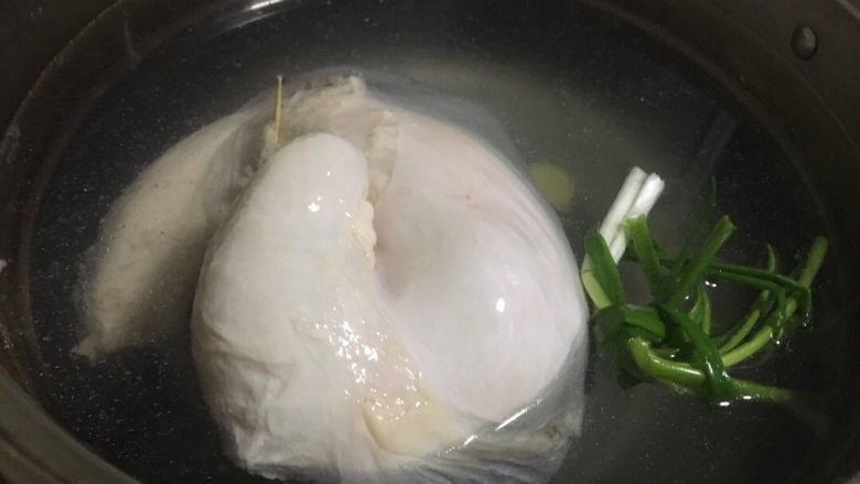 猪肚鸡,冷水下锅加入生姜，葱，（抄下水）