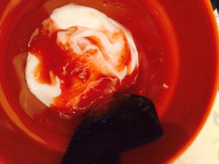 果味酸奶小盆栽🔅,再放入酸奶与山楂酱拌匀，拌的时候不能拌到奥利奥饼干碎咯～