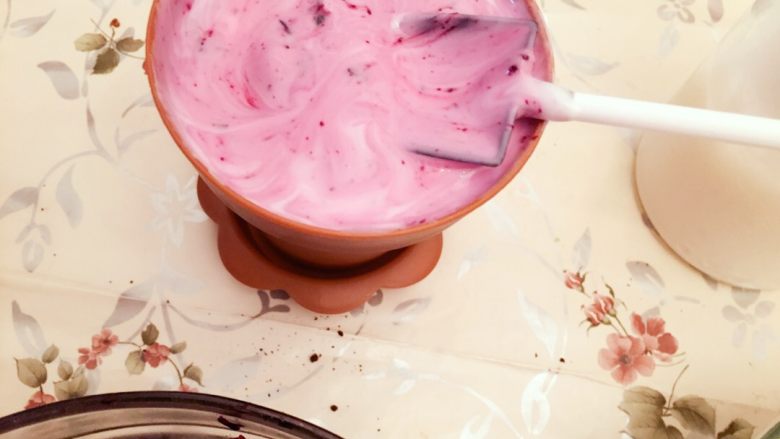 果味酸奶小盆栽🔅,蓝莓酱放入酸奶里搅拌均匀