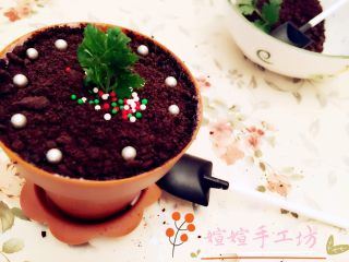 果味酸奶小盆栽🔅,放入彩糖装饰一下就很漂亮咯～放入香菜叶代表着植物也可以用其他植物哦☺