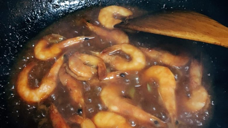 油焖大虾,上一个步骤开锅咕嘟一会  然后加淀粉水勾芡