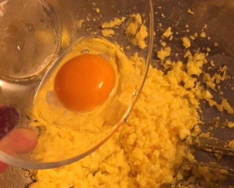 如何做出酥脆的卡通饼干,将蛋液分三次倒入黄油中，每加入一次，用打蛋器搅打至蛋液全部被融合在一起，才可以继续加入，直到全部均匀融合在一起