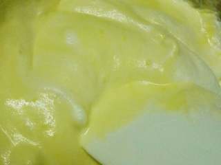 消耗淡奶油之作——淡奶油六寸蛋糕,分两到三次将蛋白与蛋黄糊
