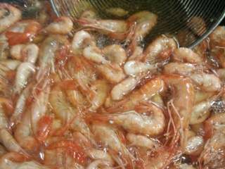 爆炒河虾,第一步，洗干净，把水立干，等锅里油烧红，把河虾放下去，炸会，大概5分钟左右，因为河虾本身有水分，所以这道菜，爆炒河虾第一步必须油炸一下。。。