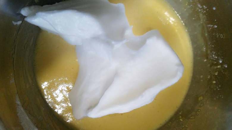 北海道流心蛋糕,打发好的蛋白霜分三次拌入蛋黄糊中