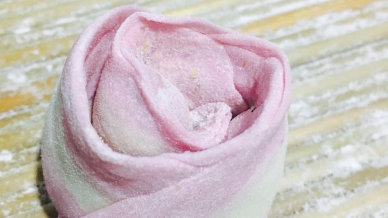 玫瑰花🌹饺子,从一侧往里卷，就成了玫瑰花形状