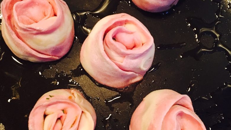 玫瑰花🌹饺子,放在锅里，像做水煎包那样煎熟就可以了