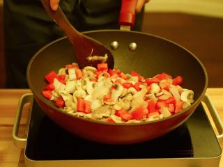 茄汁時蔬義大利麵,洋蔥炒軟之後加入蘑菇繼續翻炒，微軟之後再加入蕃茄翻炒，加水燜煮。
