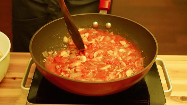 茄汁時蔬義大利麵,加入義大利麵醬、適量義大利綜合香草和少許黑胡椒，蓋鍋繼續燜煮。