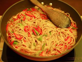 茄汁時蔬義大利麵,加入麵條一起翻炒，大約1-2分鐘，讓麵條吸收茄汁。