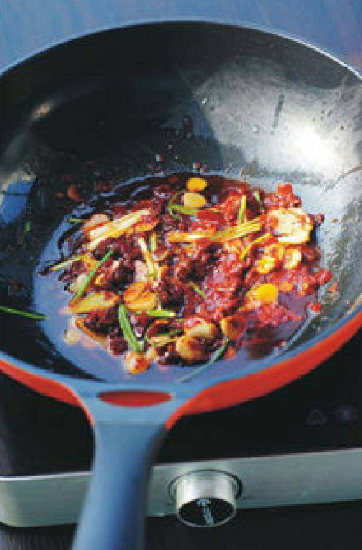    香辣烤鱼,     7、小火炒出红油。
