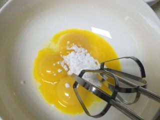 酸奶小蛋糕,无油无水的碗分离蛋清和蛋黄，10g糖倒入蛋黄中搅拌至颜色变浅