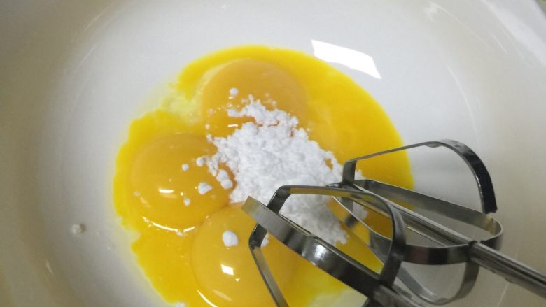 酸奶小蛋糕,无油无水的碗分离蛋清和蛋黄，10g糖倒入蛋黄中搅拌至颜色变浅