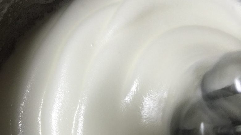 酸奶小蛋糕,看到蛋白细腻时再放入1/3砂糖，用打蛋器打发