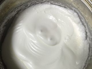 酸奶小蛋糕,看到蛋白体积膨大，有纹路时，放入剩余砂糖，继续打发至湿性发泡