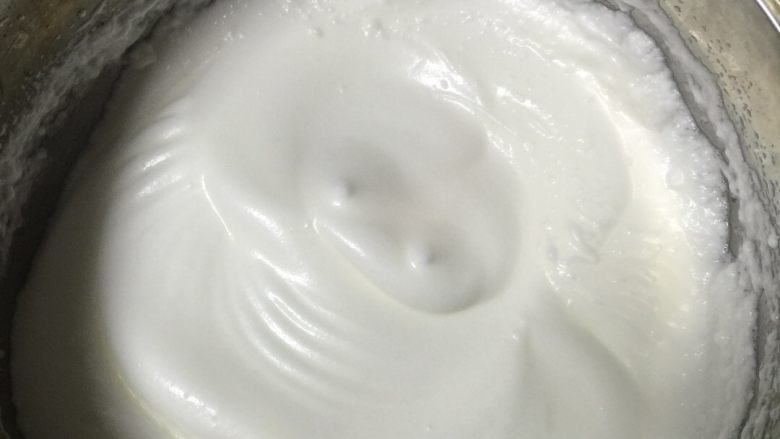 酸奶小蛋糕,看到蛋白体积膨大，有纹路时，放入剩余砂糖，继续打发至湿性发泡