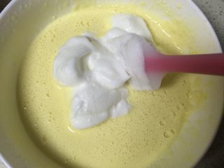 酸奶小蛋糕,取1/3的蛋白霜放入蛋黄糊中，翻拌均匀