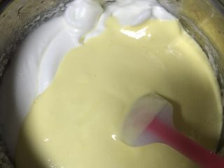 酸奶小蛋糕,最后把蛋黄糊倒入蛋白霜中，翻拌成均匀的面糊