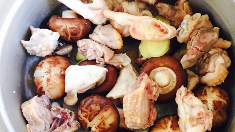 小鸡炖蘑菇#有个故事#,汆烫好的鸡肉捞起在冲洗一下沥干水分，和香菇一起放入高压锅内
