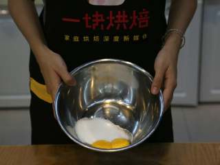 北海道戚风蛋糕,将蛋白蛋黄分离好后，将戚风部分的细砂糖中10克砂糖加入蛋黄中搅拌