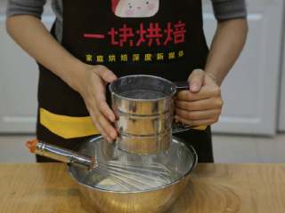 北海道戚风蛋糕,加入过筛后的低筋面粉，搅拌均匀
