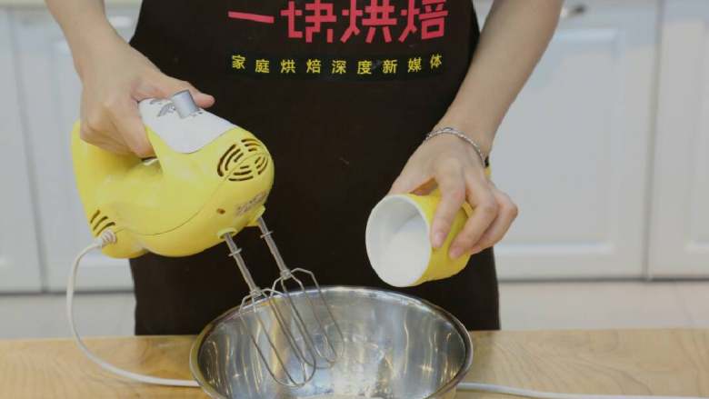北海道戚风蛋糕,蛋白加入几滴柠檬汁后，分三次加入细砂糖打发
