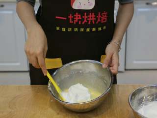 北海道戚风蛋糕,将三分之一的蛋白糊加入蛋黄糊后翻拌均匀