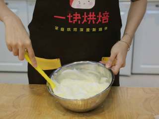 北海道戚风蛋糕,再将蛋白蛋黄糊加入剩下的蛋白糊中翻拌均匀，这个步骤翻拌的速度快一点点，不然面糊会消泡
