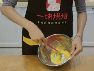 北海道戚风蛋糕,制作卡仕达酱：将蛋黄加入生粉加班均匀
