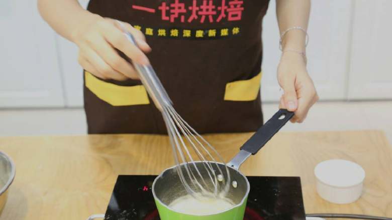 北海道戚风蛋糕,将混合好的牛奶蛋黄液再次小火加热，加热过程中不断搅拌，面糊沸腾后关火搅拌

