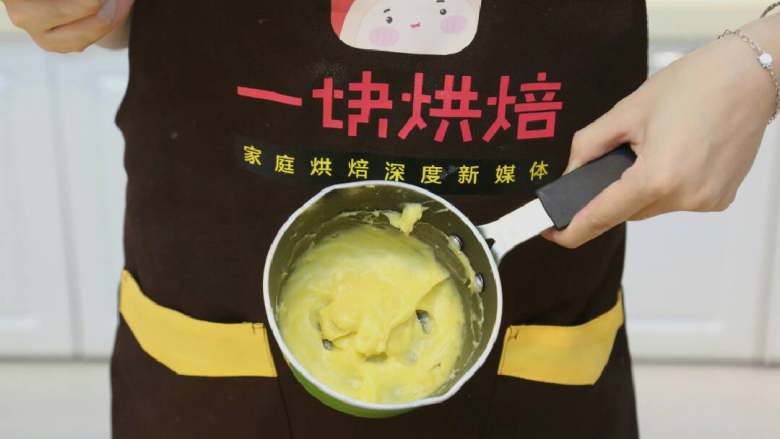 北海道戚风蛋糕,搅拌至顺滑糊状即可，可以坐冰搅拌至顺滑冷却
