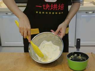 北海道戚风蛋糕,将淡奶油打发至可以保持形状的状态后，和蛋乳糊混合均匀
