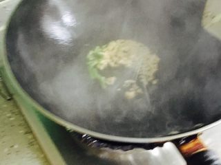 扇贝炒西蓝花,油锅烧热放入姜蒜爆香