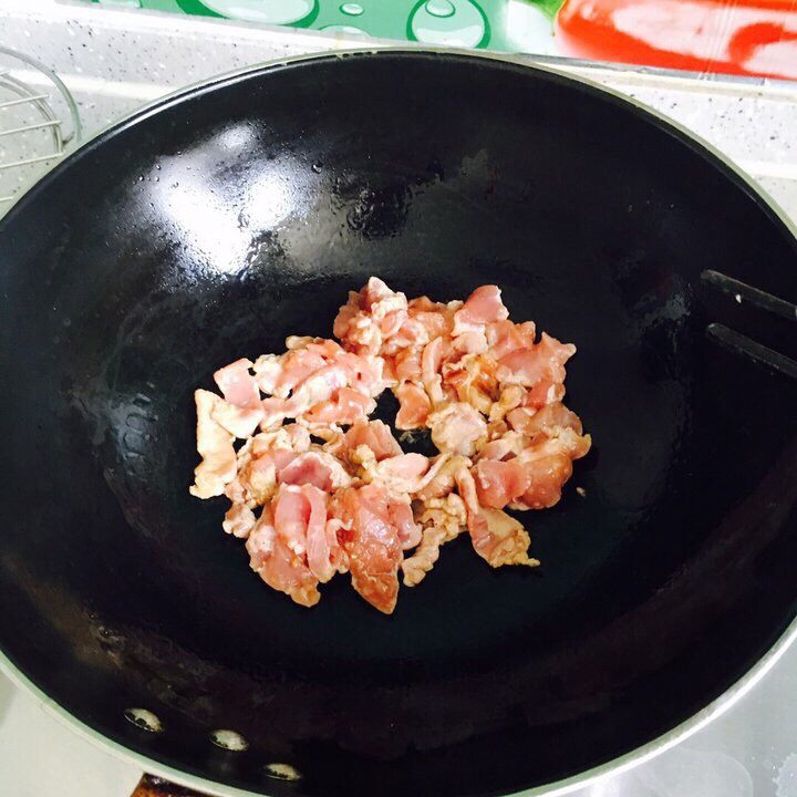 莴苣炒肉片,倒入腌制好的肉片划散翻炒均匀