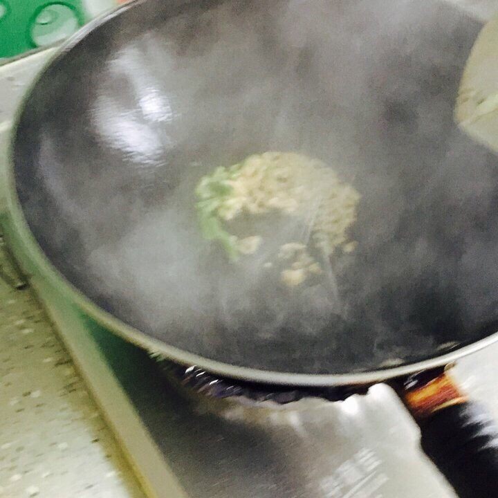 莴苣炒肉片,油锅烧热放入葱姜蒜爆香