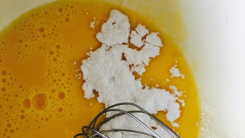 芒果千层,将全蛋用手动打蛋器搅匀放入糖粉搅匀