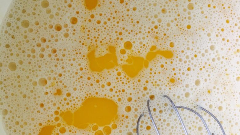 芒果千层,加入融化好的黄油用手动打蛋器搅拌均匀