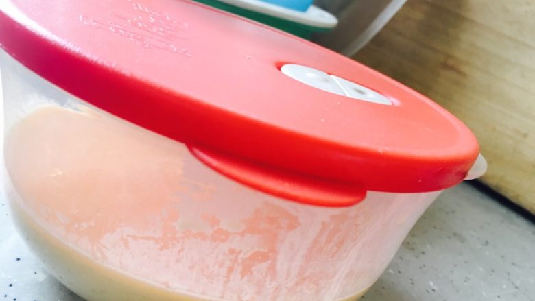 芒果千层,滤好的面糊放保鲜盒中放冰箱冷藏30分钟
